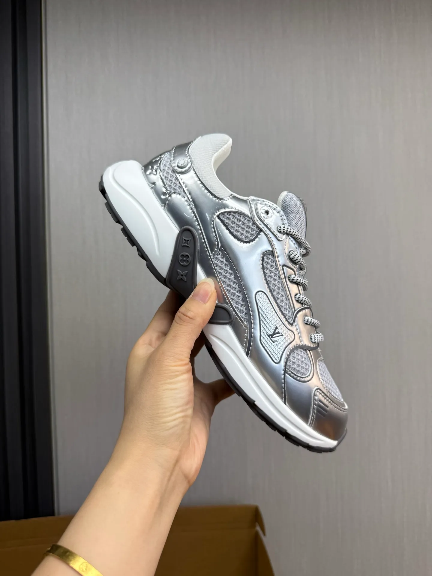Men's shoes 💰600💰 🌈LV | Louis Vuitton 2025𝐬𝐬 🧡💚2025 spring and summer new style top version‼ ️The original version is the same. The counter specializes in the latest casual shoes. Hard goods are new🆕 🔥🔥🔥Top version: Couple model LV Louis Vuitton L House Donkey brand The latest Olympia series Couple model Silver Horn King Casual sneakers Running shoes This LV Olympia sneaker combines mesh fabric and metallic synthetic leather and other technical fabrics to reinterpret the classic running shoe design with a neat and simple design. Lightweight EVA outsole provides a stretchy fit. Rich details such as Monogram embossing and LV letters establish recognition. Exquisite packaging at the delivery counter 🛍📦 ▪️Fabrics: Original imported technical fabric + mesh ▪️Inner lining: Original customized breathable mesh ▪️Sole: Original molded rubber foam material ▪️Sole thickness: 3.5CM ▪️Size: 35--45 (customized for women 40 and men 45)